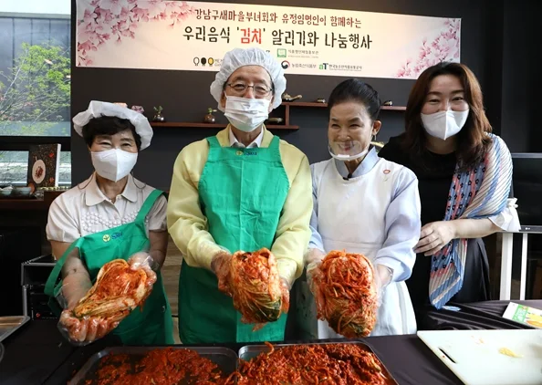 유정임 한식대가 식품명인과 함께 하는 김치나눔봉사 · 본부 자료